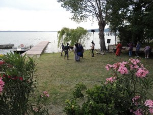 Le jardin latéral de L'Oso offre une large espace, propice à de telles manifestations.