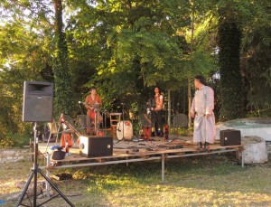 Le groupe s'installe dans le jardin de L'Oso et y bénéficie d'un décor naturel arboré.