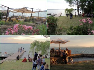 Terrasse de L'Oso avant le spectacle, puis au début du coucher de soleil   -    Au bord du lac, le jardin de L'Osocapable d'accueillir groupe musical ou théâtre et leurs nombreux spectateurs.