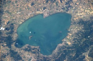 Photo du lac Trasimène prise le 5 juillet 2013, au départ de la Station spatiale internationale, par l'astronaute italien, Luca Parmitano.ute