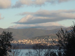 Tuoro sul Trasimeno   -   Foto scattata dall'Isola Mggiore,  03/01/2013.