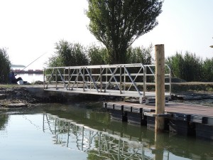 Passerelle donnant accès au dernier embarcadère (fond de la darse).