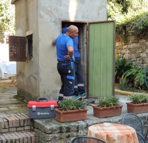 Due operai lavorando al pozzo di Isola Maggiore.