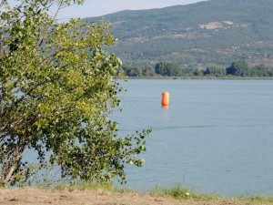 La bouée orange est en place entre l'Isola Maggiore et la rived u côté de Tuoro.