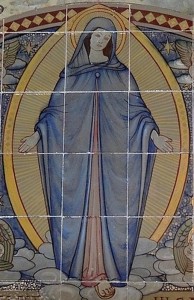 La Vierge Marie est inscrite dans une mandorle.