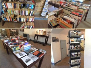 Ci sono tanti libri al Centro informazioni di Isola Maggiore.