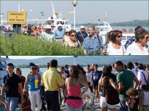 Flot continu de visiteurs et de touristes au pontile de l'Isola Maggiore.