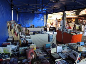 Stand di libri alla Piazzetta San Francesco.