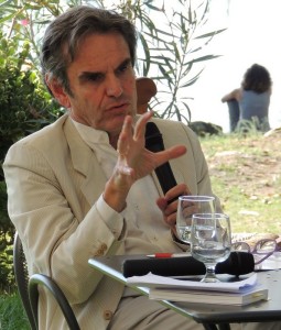 Luca Zevi parlando del suo libro : "Conservazione dell'avvenire"   -   Giardino del ristorante L"Oso, Isola Maggiore.