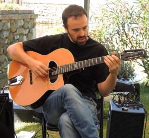 Francesco Ascani alla chitarra.