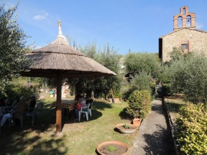 A sinistra, il lato sud del giardino del "Antico Orologio"; a destra, la chiesa del Buon Gesù.