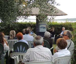 Il pubblico nel giardino del "Antico Orologio"