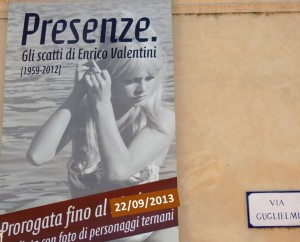 Sur la façade du Museo del Merletto, l'annonce de l'exposition photographique qui s'y déroule.