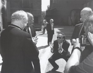 Roberto Benigni, attore e regista (1952) con monsignor Vincenzo Paglia, vescovo di Terni. - Papigno, 4 giugno 2005.