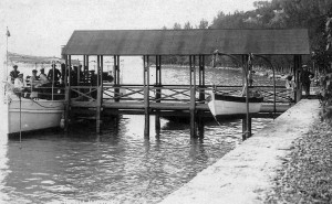 1890   -   Appontement privé au pied de la Villa Isabella Guglielmi   -   L'Umbria de la flotte du marquis y est apponté.