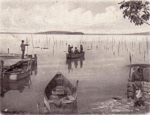 1903   -   Les Isola Maggiore et Minore vues depuis la rive de Passignano   -   Barques traditionnelles de pêche.