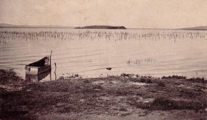 1917 - Les Isola Maggiore et Minore vue de nouveau au départ de la rive de Passignano   -   Une barque traditionnelle de pêche.