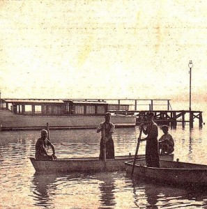 1939   -   Un bateau de la S.A.N.T. accosté au pontile de Castiglione del Lago.