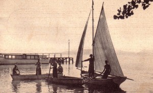 1939   -   A l'arrière-plan, le pontile de Castiglione del Lago auquel est accosté un bateau de la "Società Anonima Navigazione Trasimeno".