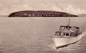 1951   -   Bateau à moteur de transport de passager   -   Rive sud-ouest de l'Isola Maggiore, avec les maisons de la via Guglielmi.