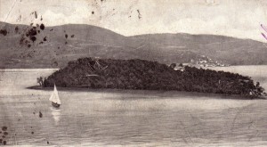 1955   -   Un voilier et l'Isola Minore avec son unique maison   -   Vue prise au départ de l'Isola Maggiore.