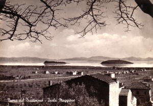 1958 - L'Isola Minore (à gauche) et l'Isola Maggiore (à droite) vues depuis la rive de Tuoro-sul-Trasimeno.