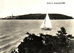 1958   -   Un voilier entre l'Isola Maggiore (au fond) et l'Isola Minore.