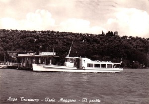 1962  -  Démarrage du premier service régulier des "traghetti" vers l'Isola Maggiore. -   Ici, le débarcadère à l'Isola Maggiore   -   Le traghetto "Trasimeno" est toujours en service.