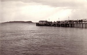 1963   -   Pontile de Passignano sul Trasimeno, avec, au fond, l'Isola Minore et l'Isola Maggiore.