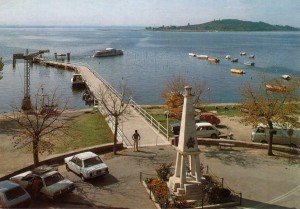 ANNEES 80 -   Le pontile de San Feliciano et, au fond, l'Isola Polvese.