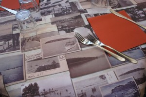 Nouvelle décoration de table au restaurant "Al Coccio", réalisée à partir d'une vaste collection d'anciennes cartes postales.