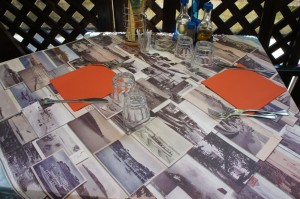 Nouvelle décoration de table au restaurant "Al Coccio", réalisée à partir d'une vaste collection d'anciennes cartes postales.
