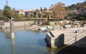 Première vue à l'arrivée au débarcadère de l'Isola Maggiore  -  27/10/2009