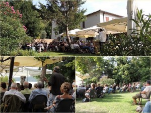 Il pubblico del café letterario nel giardino del ristorante L'OSO (ISOLA MAGGIORE).