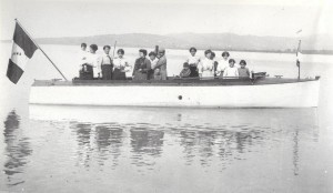 Les années 1910 - Motoscafo (canot à moteur) navigant le long de la rive de l'Isola Maggiore.