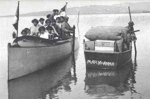 Les années 1910 - Autre vue d'un motoscafo (canot à moteur) navigant le long de la rive de l'Isola Maggiore.