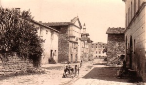 NON DATE   -   Via Guglielmi à l'Isola Maggiore : à droite le museo del Merletto, au fond à gauche l'église du Buon Gesù.