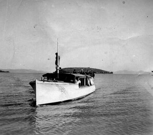 L'Oso, bateau à hélice du marquis Guglielmi   -   Il navigue ici sur le lac Trasimène en provenance de l'Isola Maggiore.