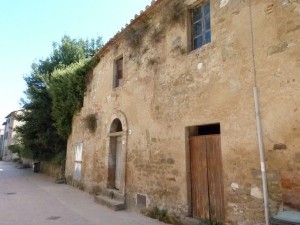 Une des deux maisons de la via Guglielmi laissée complètement à l'abandon   -   Depuis, en janvier 2013, elle s'set d'ailleurs partiellement écroulée.   15/09/2011.