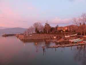 Le petit port de l'Isola Maggiore à côté du débarcadère   -   21/01/2012,  18H21.