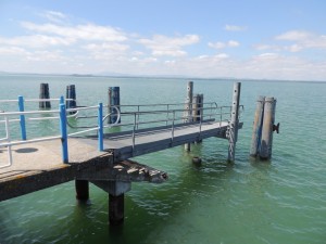 L'élévation du niveau du Trasimène est tel qu'à l'Isola Maggiore, on a pu redresser à l'horizontale la passerelle d'accès au traghetto   -   11 juin 2013.