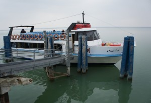 Le "Camelia" amarré au débarcadère de l' Isola Maggiore.