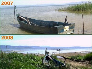 Photo d'une barque au même endroit en 2007 et 2008  -  Elle montre bien la baisse majeure du niveau du Trasimène en un an.