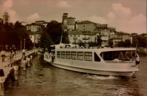 1963 - Appontage de l' Umbria au pontile de Passignano sul Trasimeno. 