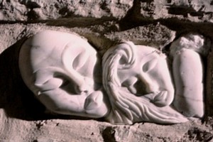 Sculpture d'Agilla et Trasimeno dans un mur à Agello, "frazione di Mangione" (Umbria).