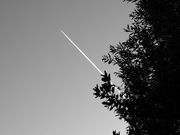 L'accès retrouvé au ciel est immédiatement confirmé par la flèche d'un jet lointain...