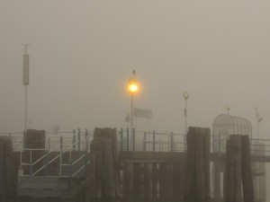 Le pontile de lIsola Maggiore en plein brouillard.