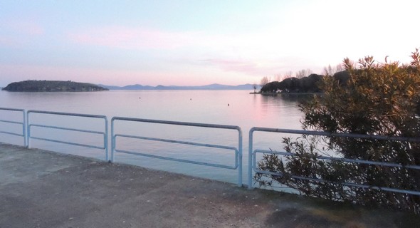 14 février 2014 : à gauche l'Isola Maggiore, à droite l'extrémitésud du lido de Tuoro-Navaccia  -  Le lac Trasimène est au niveau  +13.