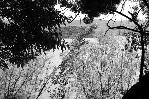 A plusieurs reprises, des trouées entre les arbres de la rive offrent différentes vues sur l'Isola Minore.
