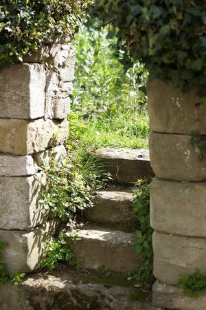 Du côté opposé au lac, nombreux sont les accès en pierre vers de petits potagers, localisation d'anciennes maisons aujourd'hui disparues...